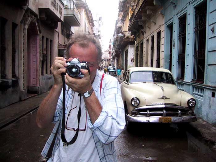 Fotograaf Piet den Blanken in de straten van Havana, Cuba