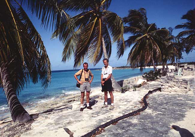 Piet den Blanken en Rob Ruggenberg op reportage op het eiland San Salvador